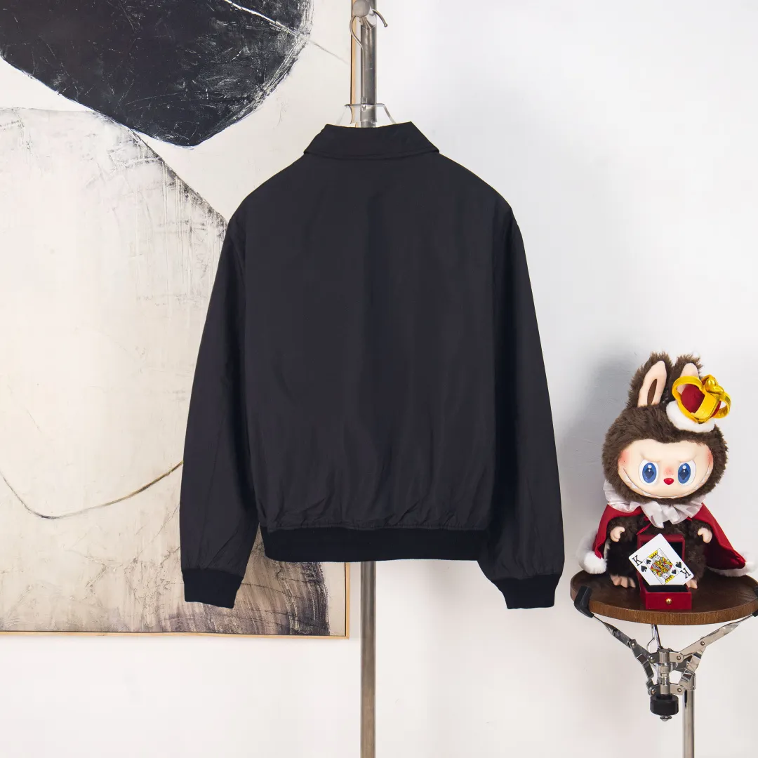 P360 zp version [exclusive supply] - Ralph Lauren/Ralph Lauren SS25 new double-layer windproof and water-repellent classic old cadre style light casual jacket - double-layer design, same color inside and outside S237 high-density micro-water-repellent craft fabric (100% T) ✅ | - Custom-woven double-layer rabbit velvet stitched thread, non-market misprinted mercerized cotton ✅ - Customized two-color webbing strip on the back collar, with zipper side pockets inside ✅ - POLO brand zipper, genuine leather zipper piece, dark and light two-color buttons ✅ - RL25SS new jacket fabric is made of lightweight polyester fiber, windproof and waterproof, more lightweight, suitable for traveling or daily outdoor sports, simple line design and wide and neat tailoring, unisex style for both men and women, good for commuting, classic and durable, Color: Black, Gray White, Light Card Size: S M L XL Number: WW10738